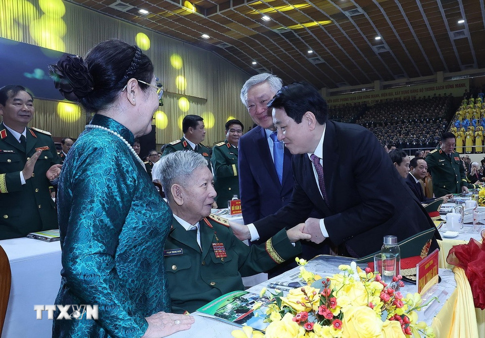 Chủ tịch nước Lương Cường với Thượng tướng, Anh hùng lực lượng vũ trang Phan Trung Kiên. (Ảnh: Lâm Khánh/ TTXVN)