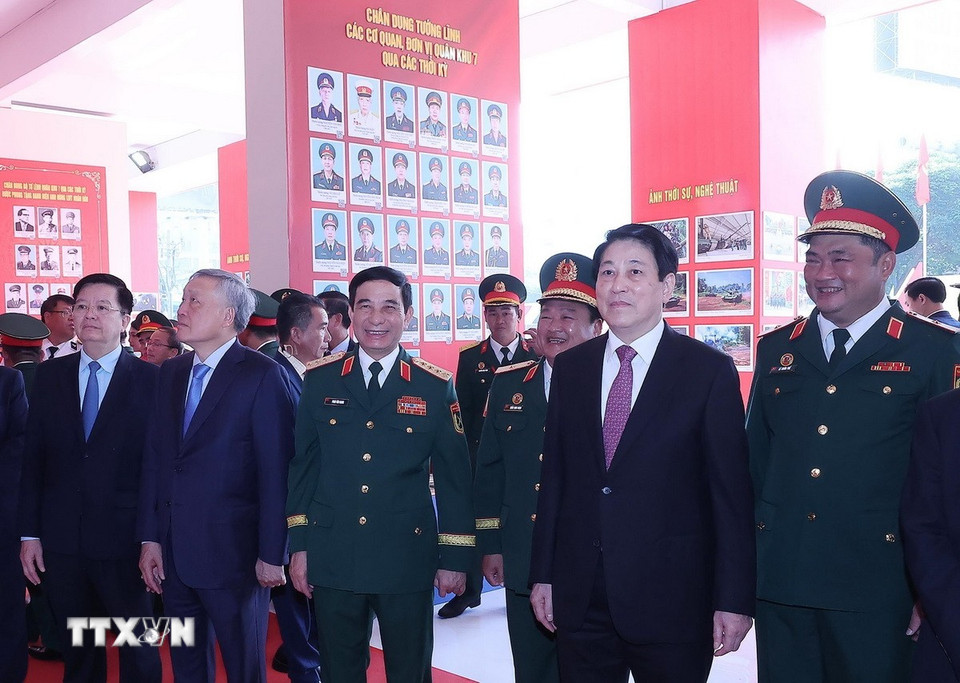 Chủ tịch nước Lương Cường và các đại biểu tham quan trưng bày kỷ niệm 80 năm Ngày truyền thống Lực lượng vũ trang Quân khu 7. (Ảnh: Lâm Khánh/TTXVN)