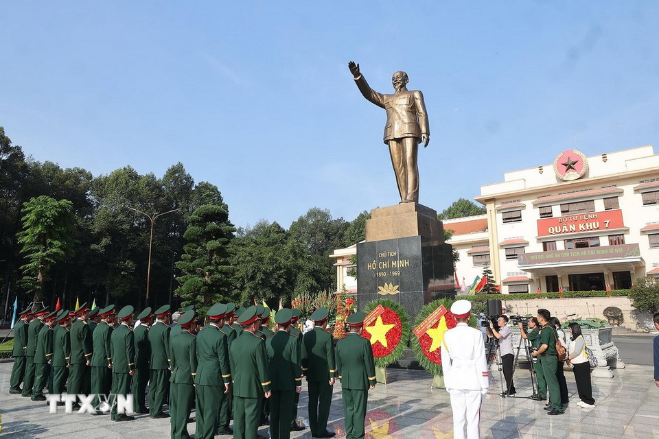 Chủ tịch nước Lương Cường, các đồng chí lãnh đạo, nguyên lãnh đạo Đảng, Nhà nước và các đại biểu dâng hương, dâng hoa trước tượng đài Chủ tịch Hồ Chí Minh trong khuôn viên Bộ Tư lệnh Quân khu 7. (Ảnh: Lâm Khánh /TTXVN)
