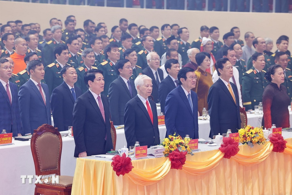 Chủ tịch nước Lương Cường, các đồng chí lãnh đạo, nguyên lãnh đạo Đảng, Nhà nước và các đại biểu thực hiện nghi thức chào cờ tại Lễ kỷ niệm. (Ảnh: Lâm Khánh/ TTXVN)
