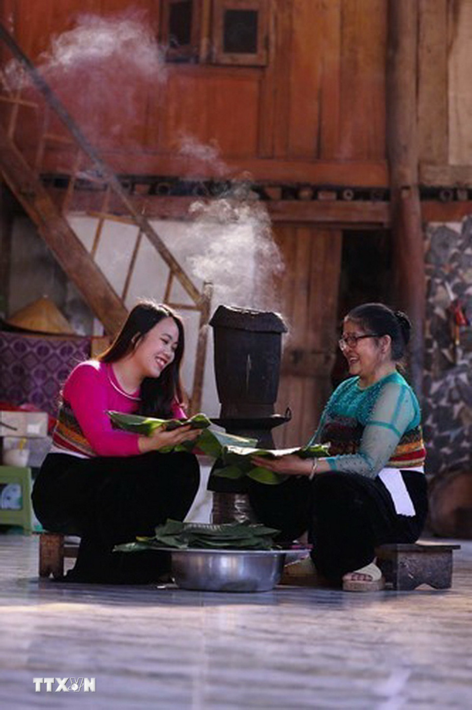 Phụ nữ Thái gói xôi để chuẩn bị dâng lễ. (Ảnh: Trọng Đạt/ TTXVN)