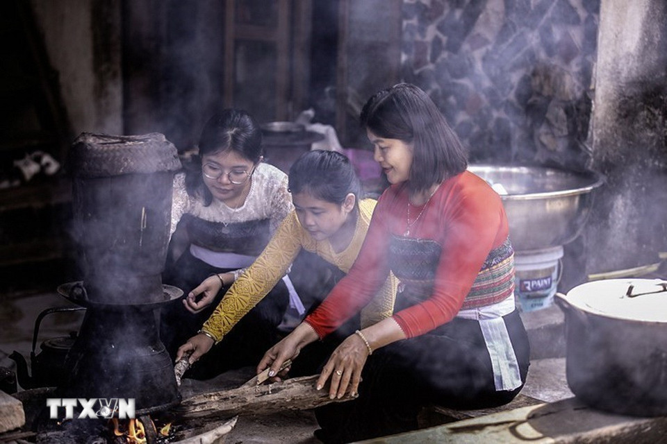Lễ cúng mừng cơm mới là dịp để người Thái trở về sum họp cùng gia đình. (Ảnh: Trọng Đạt/TTXVN)