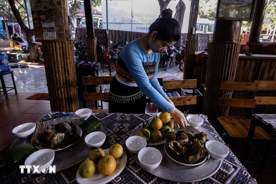 Chuẩn bị mâm cúng. (Ảnh: Trọng Đạt/TTXVN)