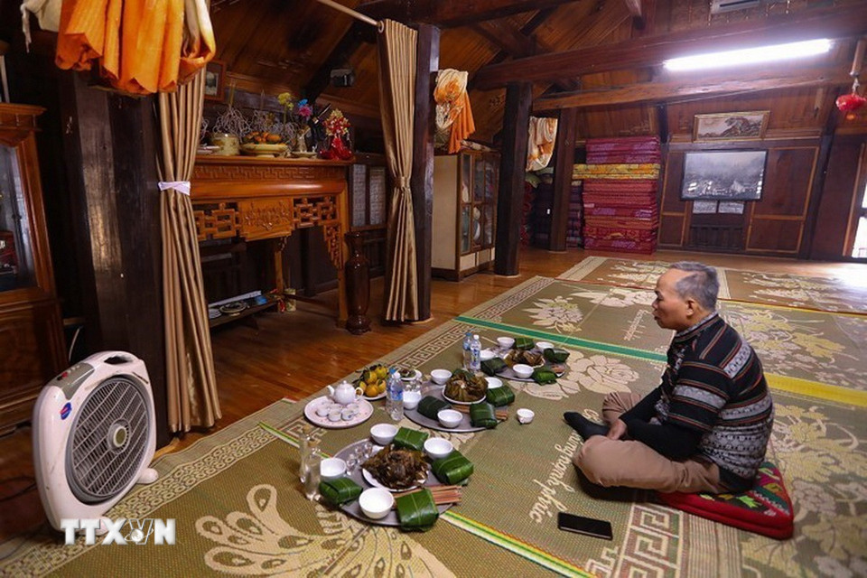 Thầy mo Hà Công Nhui làm lễ cúng. (Ảnh: Trọng Đạt/TTXVN)