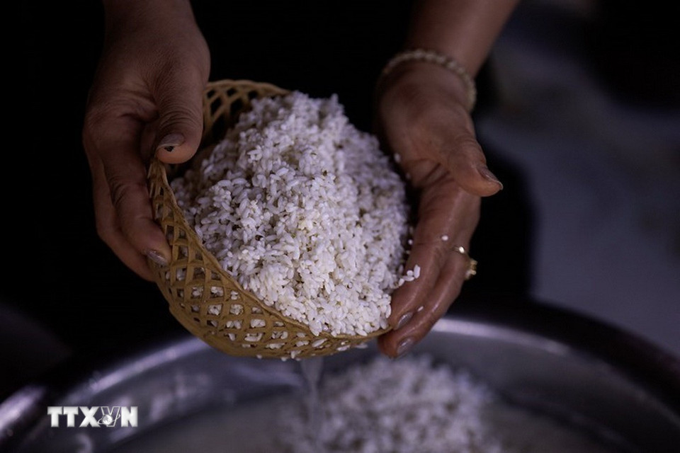 Gạo được đồ thành cơm xôi là sản vật thiêng của nương rẫy, là linh hồn của lễ mừng cơm mới. (Ảnh: Trọng Đạt/ TTXVN)