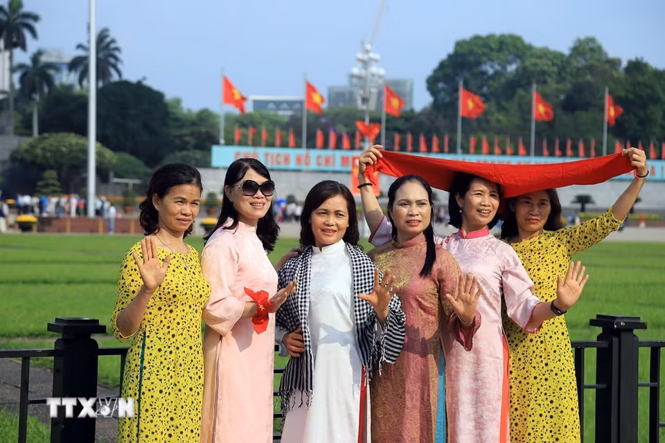 Người dân chụp ảnh lưu giữ những khoảnh khắc đẹp tại Quảng trường Ba Đình. (Ảnh: Tuấn Anh/TTXVN)