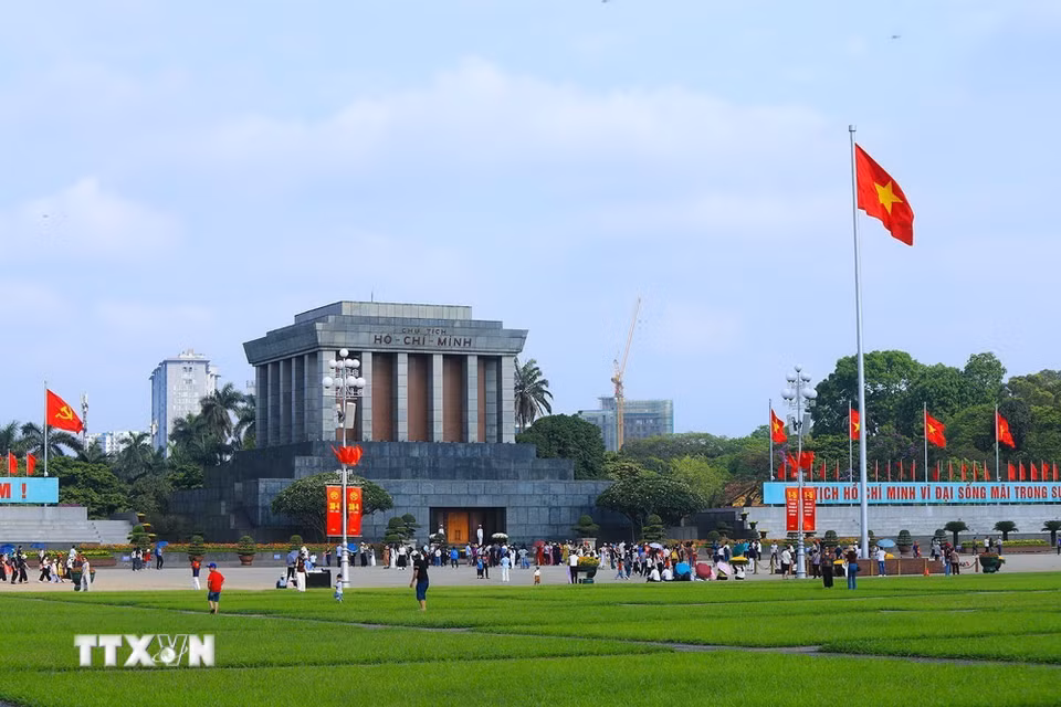 Lăng Chủ tịch Hồ Chí Minh là nơi thu hút đông đảo người dân đến tham quan. (Ảnh: Tuấn Anh/TTXVN)