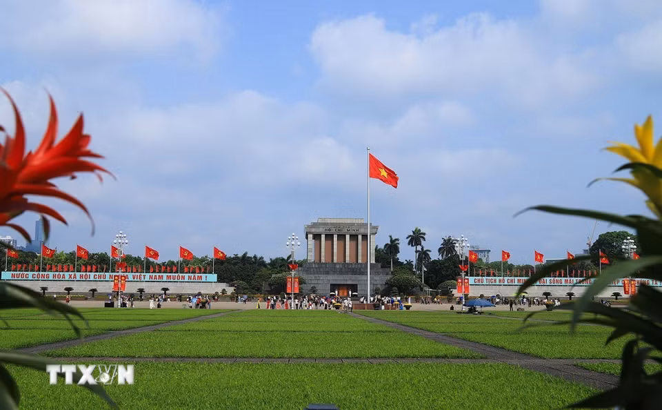 Lăng Chủ tịch Hồ Chí Minh là nơi thu hút đông đảo người dân đến tham quan. (Ảnh: Tuấn Anh/TTXVN)