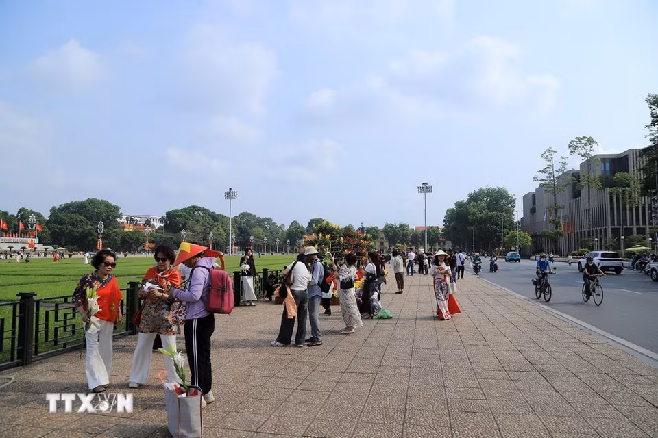 Quảng trường Ba Đình là nơi thu hút người dân đến "check-in" mỗi kỳ nghỉ lễ. (Ảnh: Tuấn Anh/TTXVN)