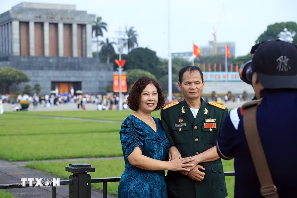 Người dân chụp ảnh lưu giữ những khoảnh khắc đẹp tại Quảng trường Ba Đình. (Ảnh: Tuấn Anh/TTXVN)