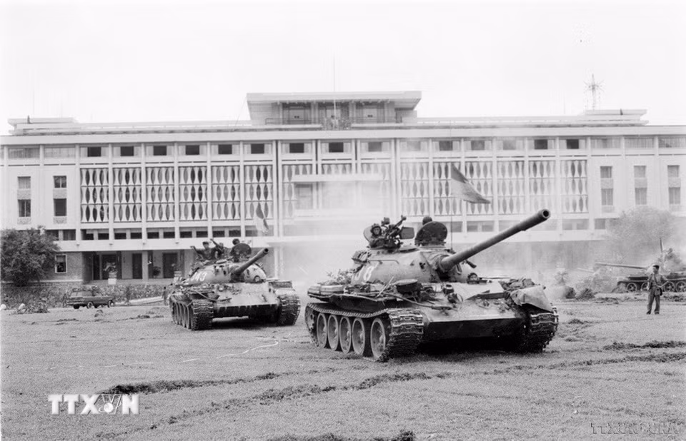 Sáng 30/4/1975, từ khắp mọi hướng, hàng trăm xe tăng, xe thiết giáp cùng bộ binh đồng loạt thẳng tiến Phủ Tổng thống Ngụy quyền Sài Gòn, giải phóng Sài Gòn. (Ảnh: Hứa Kiểm/TTXVN)