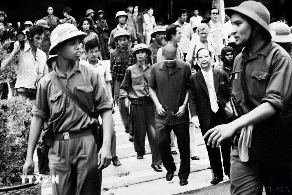 Đại úy Phạm Xuân Thệ (bên phải), Trung đoàn phó Trung đoàn 66, Sư đoàn 304 (Quân đoàn 2) cùng các chiến sĩ Quân giải phóng dẫn giải Tổng thống Dương Văn Minh và Thủ tướng Vũ Văn Mẫu của Ngụy quyền Sài Gòn tới Đài Phát thanh để đọc lời tuyên bố đầu hàng vô điều kiện. (Nguồn: TTXVN)