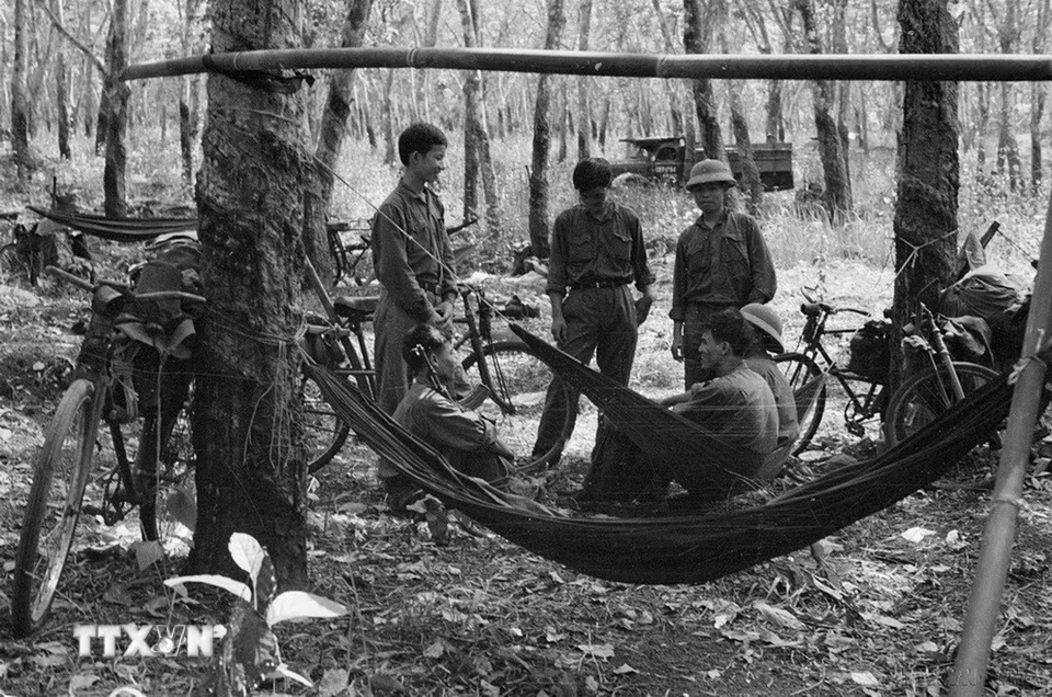 Phút nghỉ ngơi trên đường hành quân của đoàn Khe Sanh. (Ảnh: Quang Thành/TTXVN)