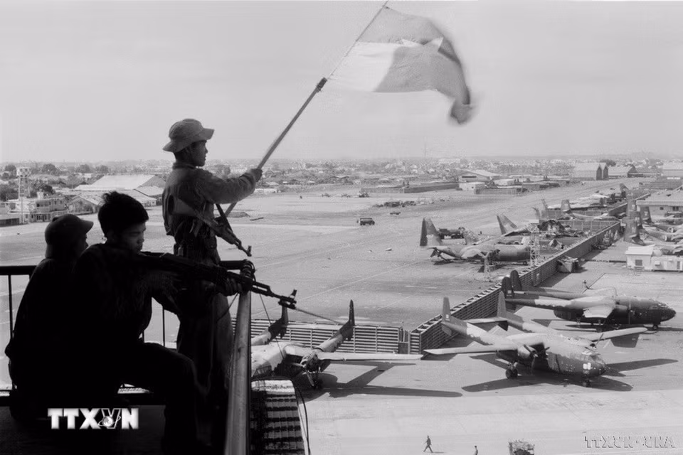 Sáng sớm ngày 30/4/1975, từ khắp các hướng quân đội ta ào ạt tiến vào Sài Gòn. Quân ta nhanh chóng chiếm được Bộ tư lệnh không quân và Bộ tư lệnh sư đoàn dù của địch làm chủ sân bay Tân Sơn Nhất. Trong ảnh: Cờ giải phóng tung bay trên sân bay Tân Sơn Nhất, ngày 30/4/1975. (Ảnh: Quang Thành/TTXVN)