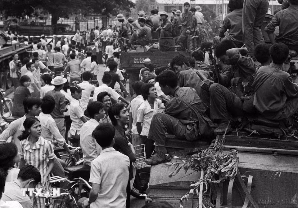 Nhân dân Sài Gòn vui mừng gặp gỡ đoàn quân giải phóng, trưa 30/4/1975. (Ảnh: Quang Thành/TTXVN)