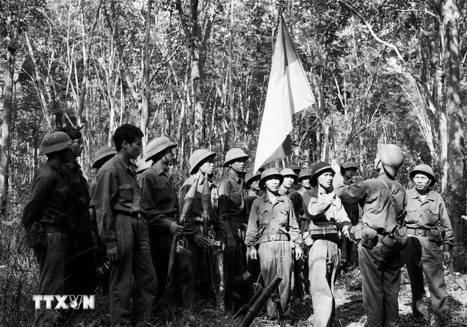 Lễ chuyển giao cờ chiến thắng, tiễn trung đoàn 3 (Đoàn Khe Sanh) trước khi vào chiến dịch giải phóng Sài Gòn tại rừng cao su Biên Hòa (Đồng Nai). (Ảnh: Quang Thành/TTXVN)