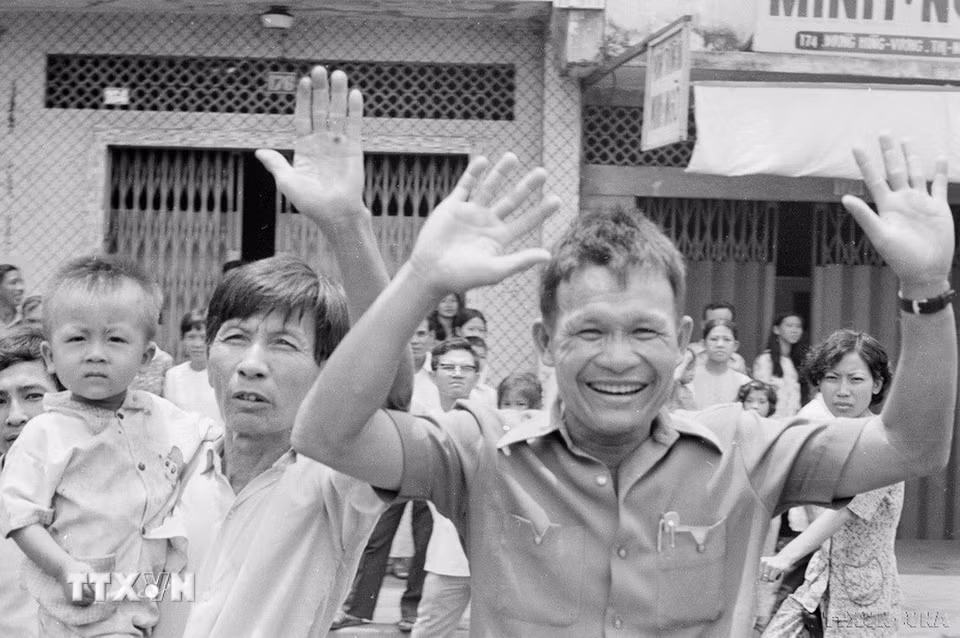 Nhân dân Biên Hòa đón mừng quân giải phóng. (Ảnh: Lâm Hồng Long/TTXVN)