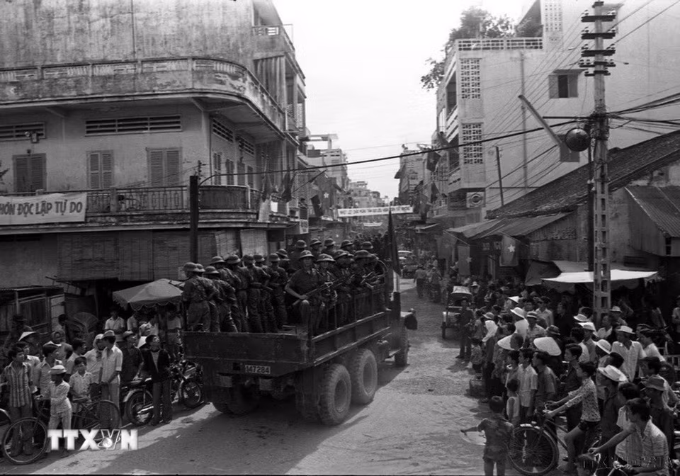Quân giải phóng sư đoàn 304 trên đường Thị Nghè, tiến vào thành phố Sài Gòn, sáng 30/4/1975. (Ảnh: Quang Khanh/TTXVN)