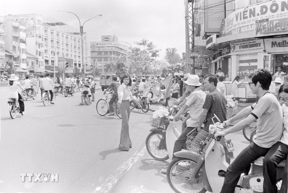Thanh niên Sài Gòn tự nguyện giữ gìn trật tự giao thông đường phố. (Ảnh: Vũ Tạo/TTXVN)