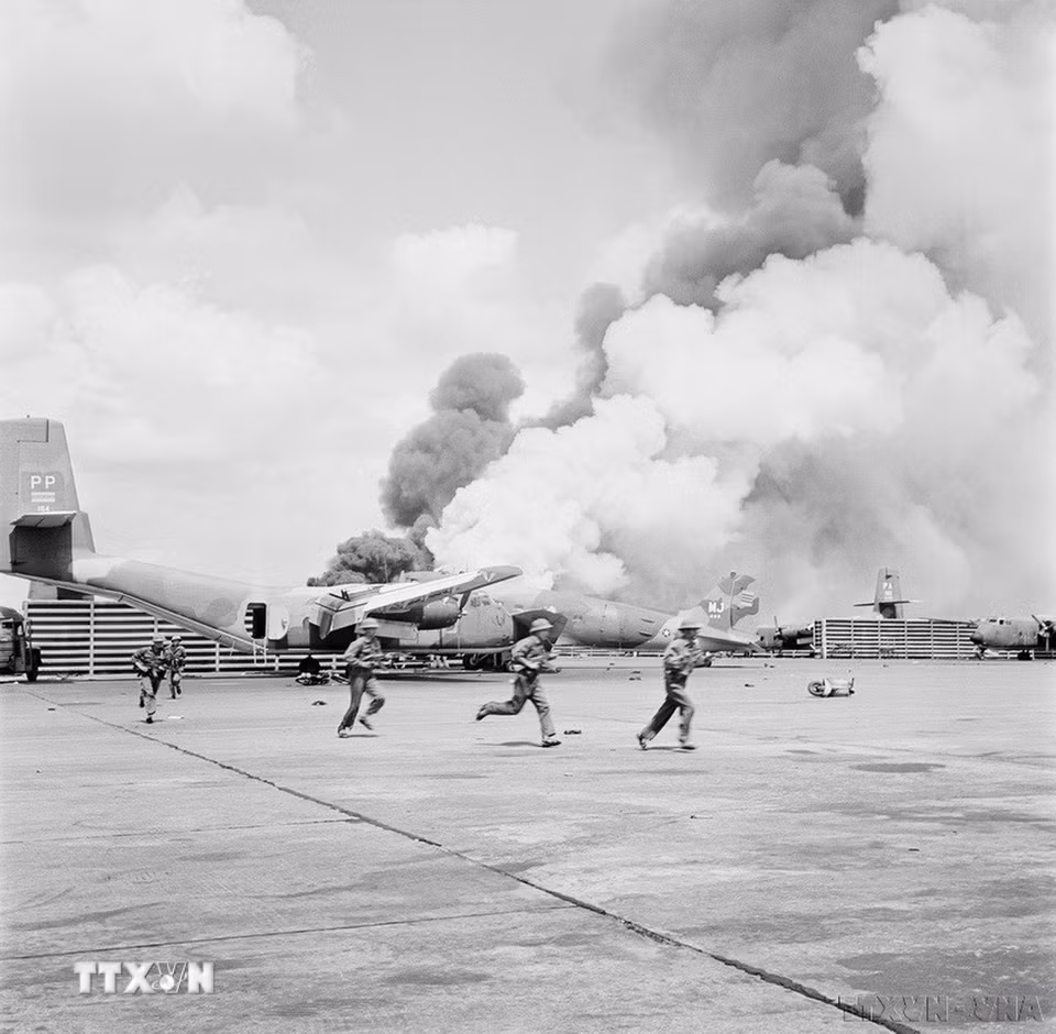 Sáng sớm ngày 30/4/1975, từ khắp các hướng quân đội ta ào ạt tiến vào Sài Gòn. Quân ta nhanh chóng chiếm được Bộ tư lệnh không quân và Bộ tư lệnh sư đoàn dù của địch làm chủ sân bay Tân Sơn Nhất. Trong ảnh: Quân giải phóng đánh chiếm sân bay Tân Sơn Nhất. (Ảnh: Quang Thành/TTXVN)