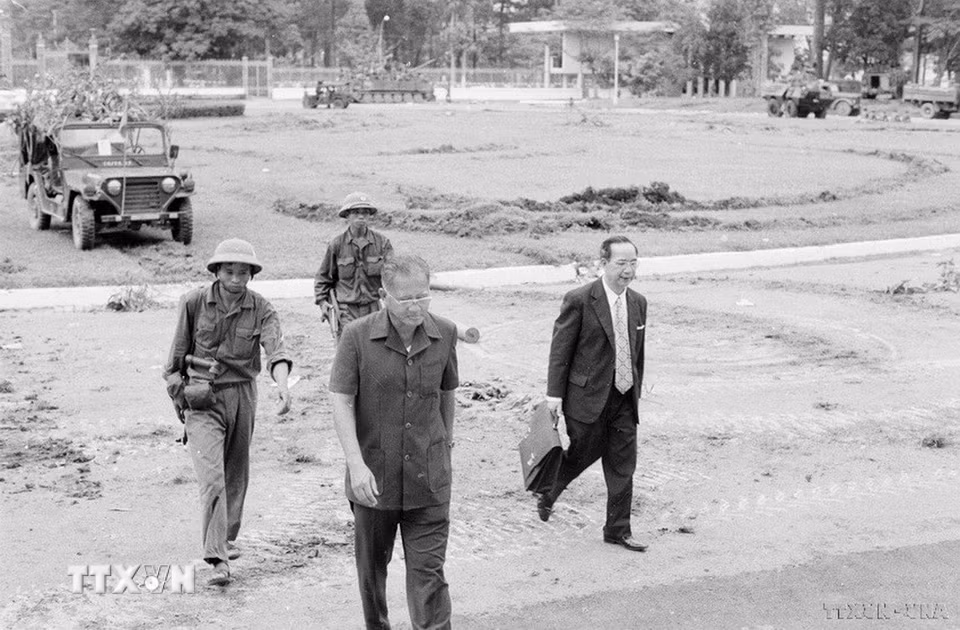 Tổng thống Ngụy Dương Văn Minh cùng nội các tới Đài Phát thanh Sài Gòn tuyên bố đầu hàng vô điều kiện, trưa 30/4/1975. (Nguồn: TTXVN)