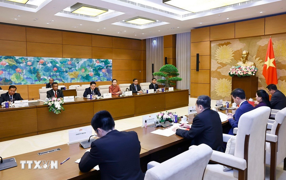 Chủ tịch Quốc hội Trần Thanh Mẫn tiếp Thượng tướng Suvon Luongbunmi, Phó Chủ tịch Quốc hội Lào. (Ảnh: Doãn Tấn/TTXVN)