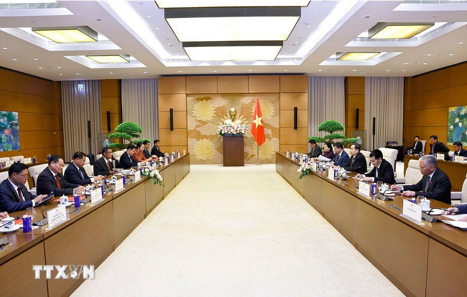 Chủ tịch Quốc hội Trần Thanh Mẫn tiếp Thượng tướng Suvon Luongbunmi, Phó Chủ tịch Quốc hội Lào. (Ảnh: Doãn Tấn/TTXVN)