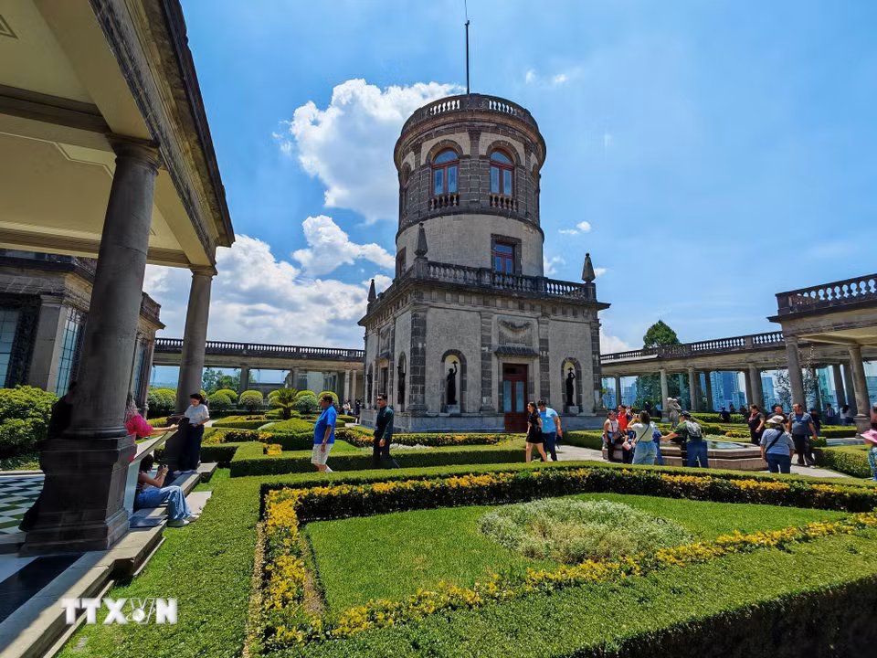 Tháp Caballero Alto, điểm cao nhất của lâu đài Chapultepec với kiến trúc nổi bật. (Ảnh: Phương Lan/TTXVN)