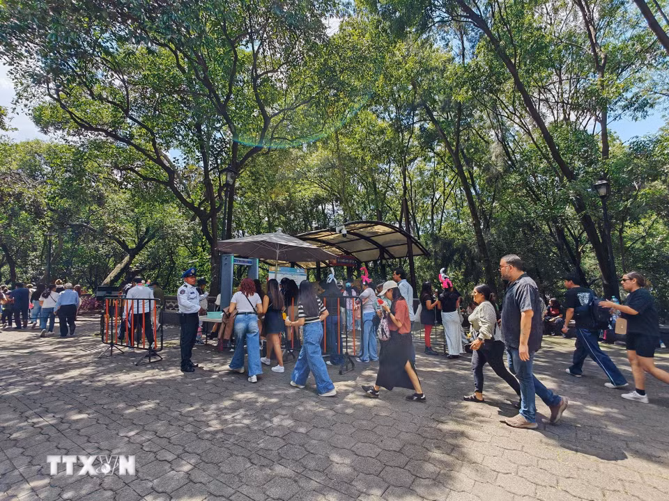 Đông đảo du khách xếp hàng tại cổng để lên tham quan lâu đài Chapultepec. (Ảnh: Phương Lan/TTXVN)
