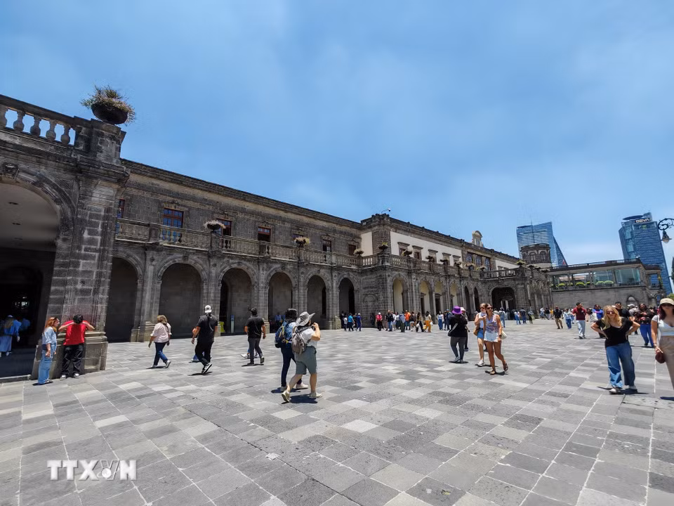 Khuôn viên sân xung quanh lâu đài Chapultepec. (Ảnh: Phương Lan/TTXVN)
