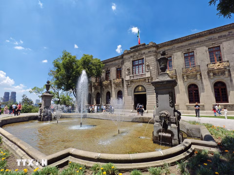 Mặt trước lâu đài Chapultepec với kiến trúc nổi bật trên đỉnh đồi giữa công viên cùng tên. (Ảnh: Phương Lan/TTXVN)