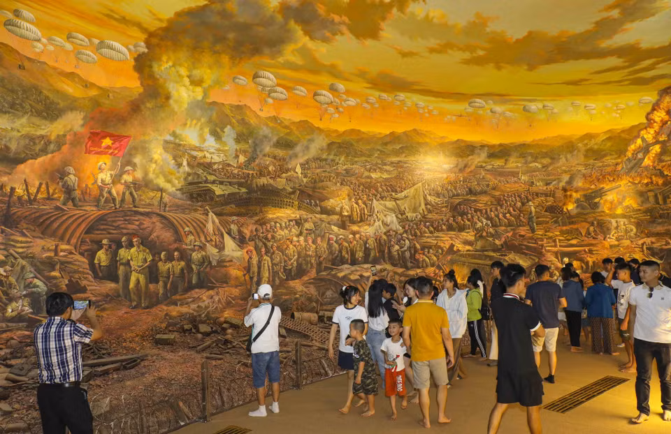 Du khách tham quan bức tranh panorama Chiến dịch Điện Biên Phủ tại Bảo tàng Chiến thắng Điện Biên Phủ. (Ảnh: Xuân Tư/TTXVN)
