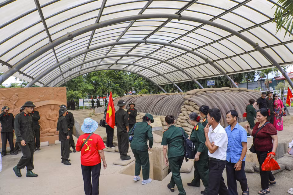 Đông đảo du khách tham quan Di tích Hầm De Castrie. (Ảnh: Xuân Tư/TTXVN)