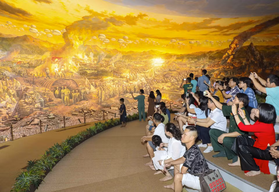 Du khách tham quan, chiêm ngưỡng bức tranh panorama Chiến dịch Điện Biên Phủ tại Bảo tàng Chiến thắng Điện Biên Phủ. (Ảnh: Xuân Tư/TTXVN)