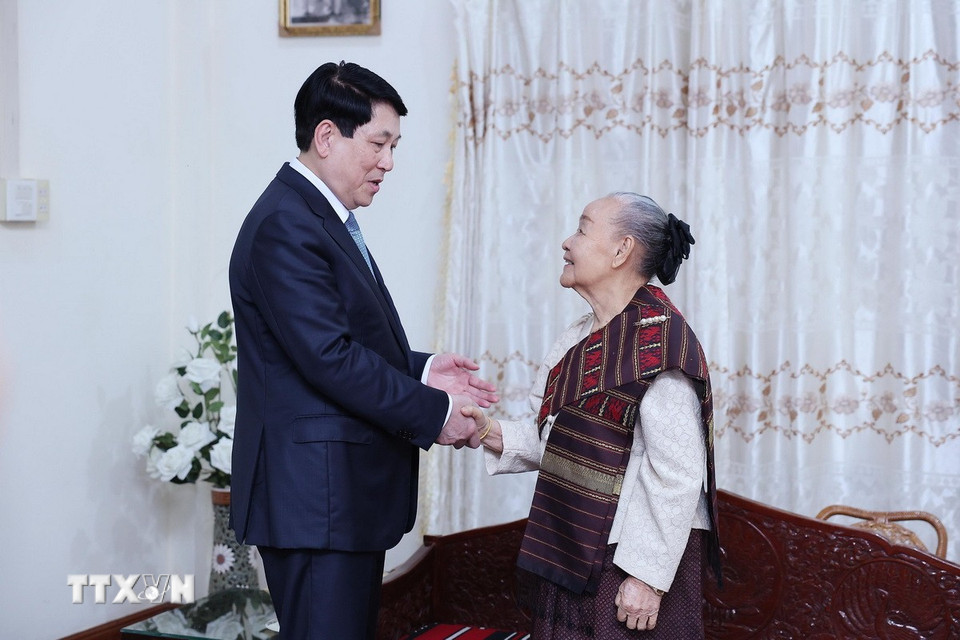 Chiều 25/4/2025, Chủ tịch nước Lương Cường đến thăm bà Thongvin Phomvinhane. (Ảnh: Lâm Khánh/TTXVN)
