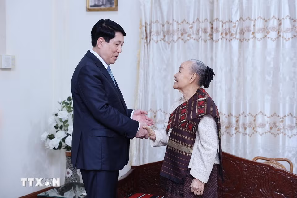 Chiều 25/4/2025, Chủ tịch nước Lương Cường đến thăm bà Thongvin Phomvinhane. (Ảnh: Lâm Khánh/TTXVN)