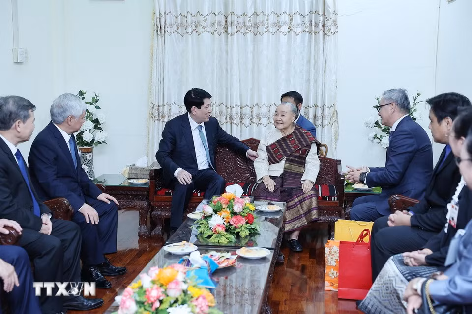 Chủ tịch nước Lương Cường đến thăm bà Thongvin Phomvinhane. (Ảnh: Lâm Khánh/TTXVN)