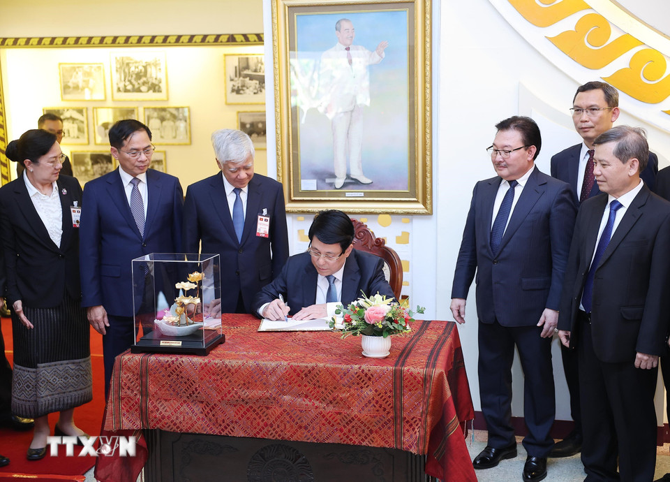 Chủ tịch nước Lương Cường lưu bút tại Nhà lưu niệm Chủ tịch Souphanouvong. (Ảnh: Lâm Khánh/TTXVN)