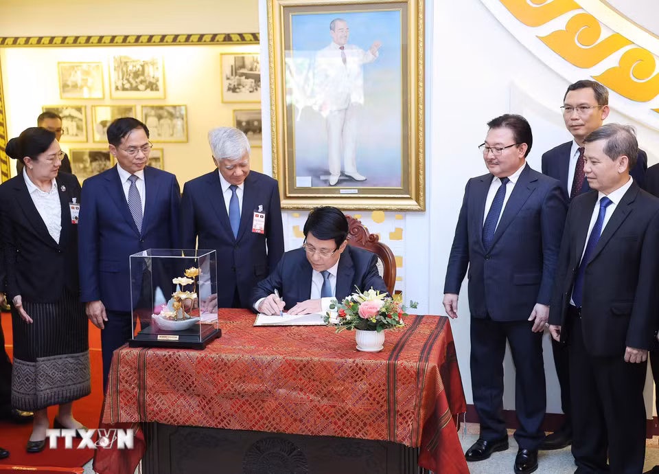 Chủ tịch nước Lương Cường lưu bút tại Nhà lưu niệm Chủ tịch Souphanouvong. (Ảnh: Lâm Khánh/TTXVN)