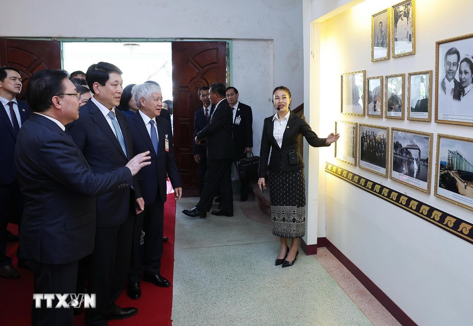 Chủ tịch nước Lương Cường tham quan Nhà lưu niệm Chủ tịch Souphanouvong tại Thủ đô Vientiane. (Ảnh: Lâm Khánh/TTXVN)