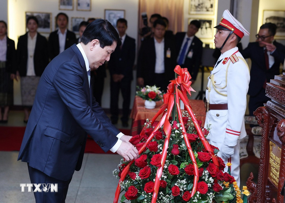 Chủ tịch nước Lương Cường đặt hoa tại Nhà lưu niệm Chủ tịch Souphanouvong tại Thủ đô Vientiane. (Ảnh: Lâm Khánh/TTXVN)
