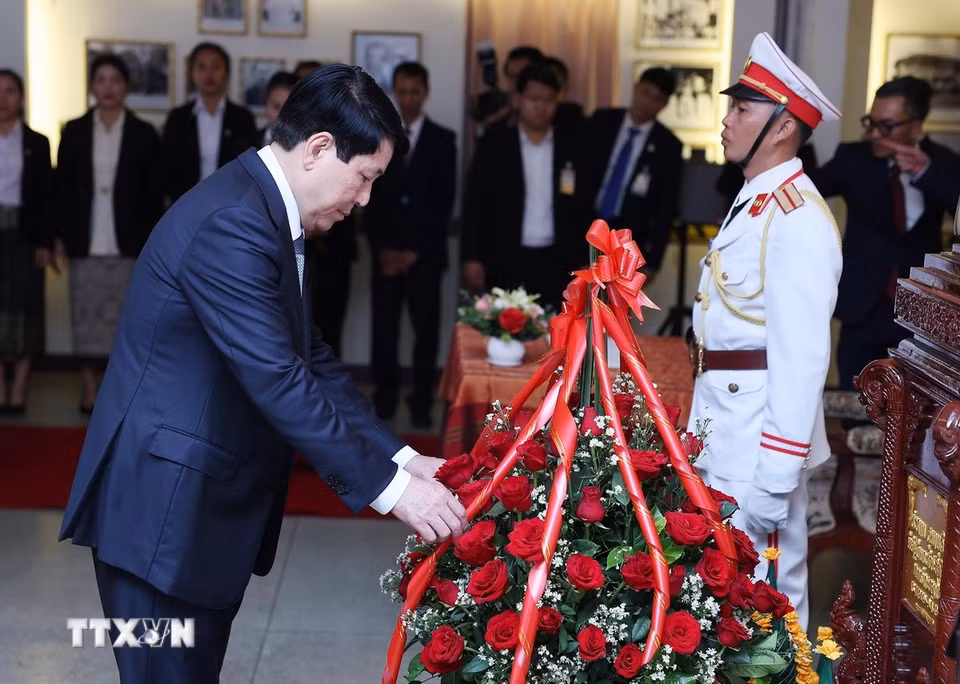 Chủ tịch nước Lương Cường đặt hoa tại Nhà lưu niệm Chủ tịch Souphanouvong tại Thủ đô Vientiane. (Ảnh: Lâm Khánh/TTXVN)