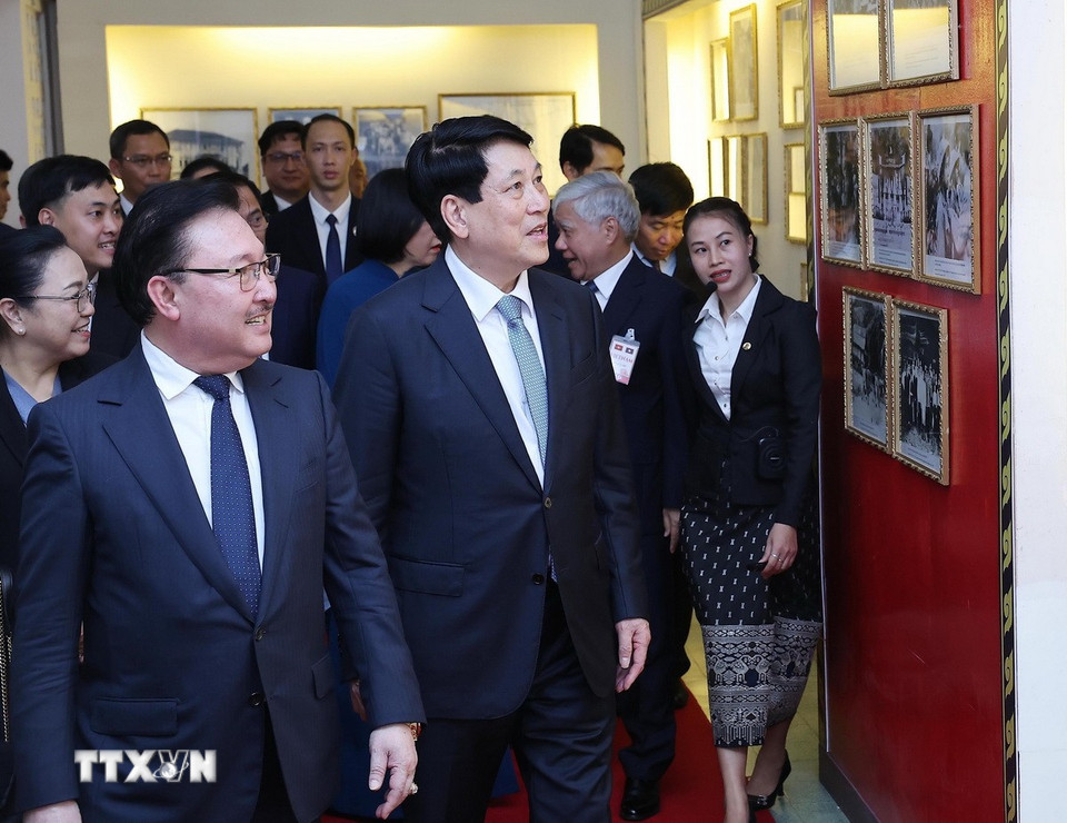 Chủ tịch nước Lương Cường tham quan Nhà lưu niệm Chủ tịch Souphanouvong. (Ảnh: Lâm Khánh/TTXVN)