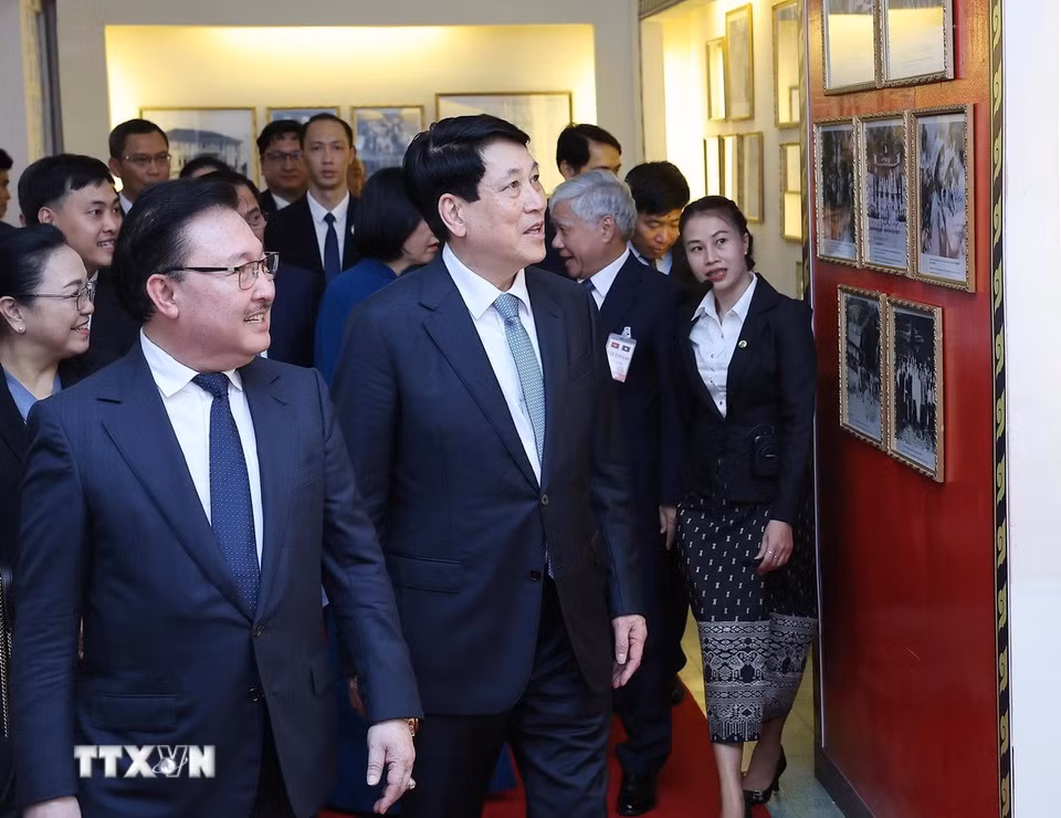 Chủ tịch nước Lương Cường tham quan Nhà lưu niệm Chủ tịch Souphanouvong. (Ảnh: Lâm Khánh/TTXVN)