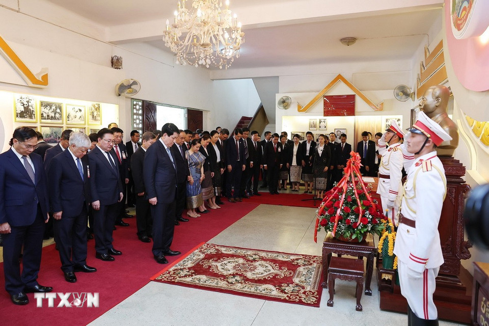 Chủ tịch nước Lương Cường đặt hoa tại Nhà lưu niệm Chủ tịch Souphanouvong tại Thủ đô Vientiane. (Ảnh: Lâm Khánh/TTXVN)