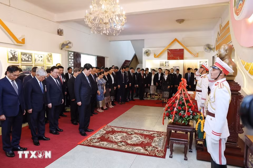 Chủ tịch nước Lương Cường đặt hoa tại Nhà lưu niệm Chủ tịch Souphanouvong tại Thủ đô Vientiane. (Ảnh: Lâm Khánh/TTXVN)
