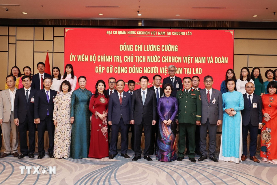 Chủ tịch nước Lương Cường với đại diện cộng đồng người Việt Nam, đại diện Hội doanh nghiệp Việt Nam tại Lào. (Ảnh: Lâm Khánh/TTXVN)