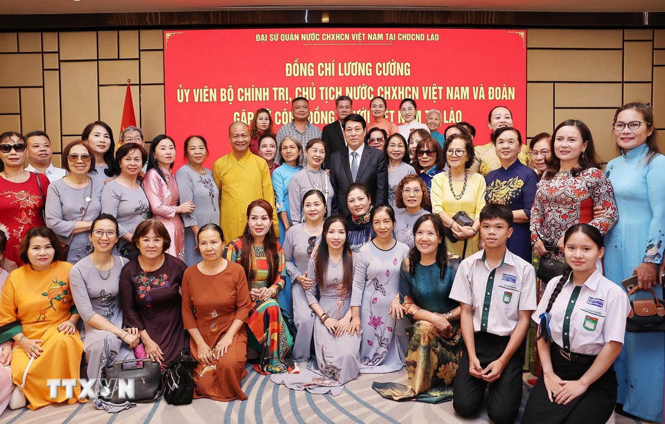 Chủ tịch nước Lương Cường với đại diện cộng đồng người Việt Nam, đại diện Hội doanh nghiệp Việt Nam tại Lào. (Ảnh: Lâm Khánh/TTXVN)