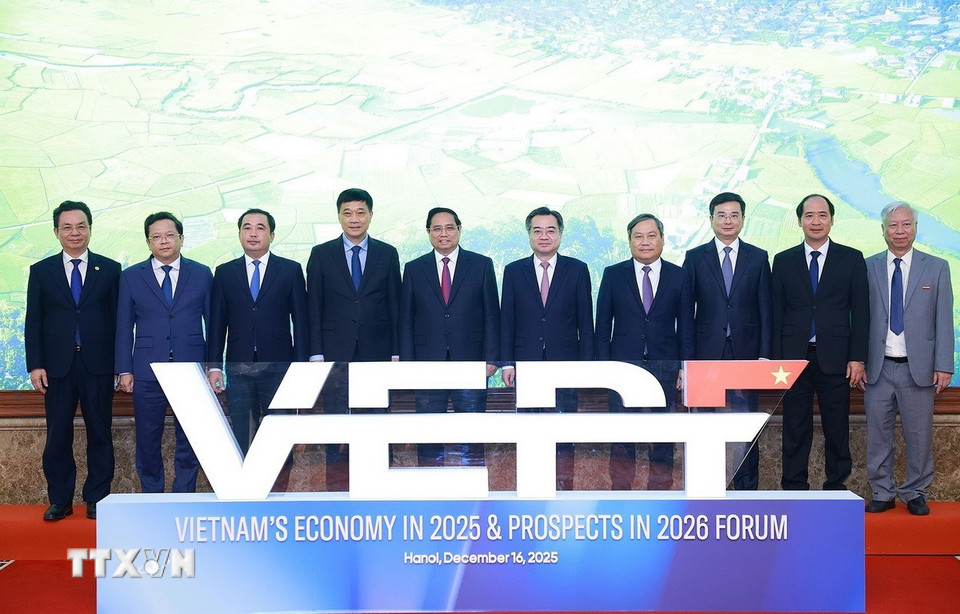 Thủ tướng Phạm Minh Chính và các đại biểu tham dự Diễn đàn Kinh tế Việt Nam 2025, triển vọng 2026. (Ảnh: Dương Giang/TTXVN)