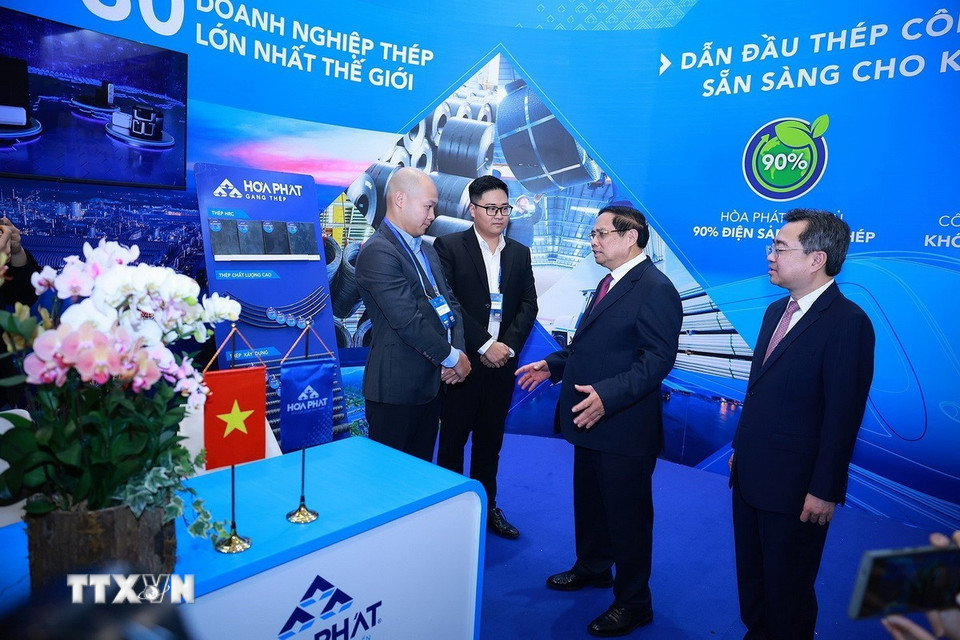 Thủ tướng Phạm Minh Chính tham quan trưng bày sản phẩm trong lĩnh vực sản xuất thép. (Ảnh: Dương Giang/TTXVN)